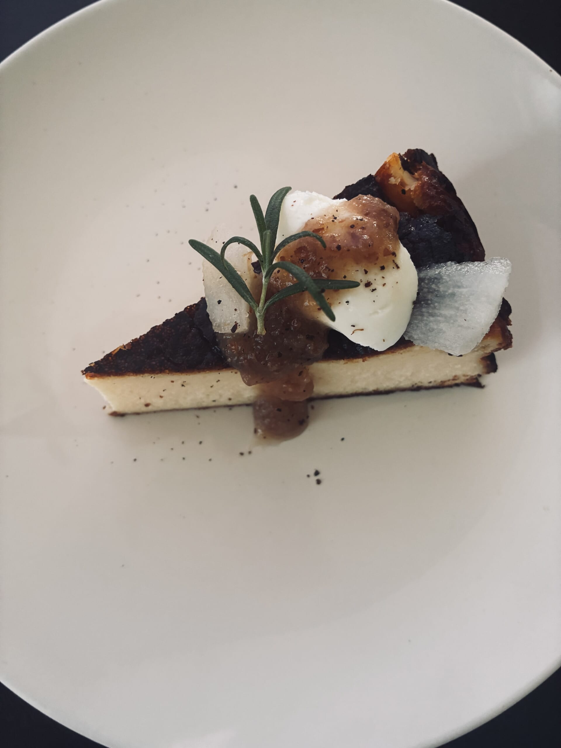 果物を添えたRabbit Hole Bakesのケーキ